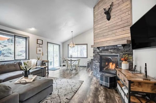 Beautiful updated home, SHARC passes included, with bikes, hot tub, central AC