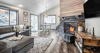 Beautiful updated home, SHARC passes included, with bikes, hot tub, central AC