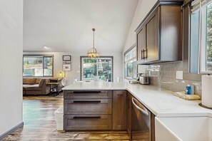 Interior - Beautiful updated home, SHARC passes included, with bikes, hot tub, central AC (Sunriver)