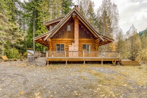 Exterior - Mountain view, dog-friendly cabin with fireplace, washer&dryer, grill, & hot tub (Rhododendron)