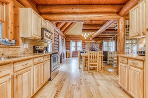 Fridge, microwave, oven, stovetop - Mountain view, dog-friendly cabin with fireplace, washer&dryer, grill, & hot tub (Rhododendron)