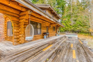 Terrace/patio - Mountain view, dog-friendly cabin with fireplace, washer&dryer, grill, & hot tub (Rhododendron)