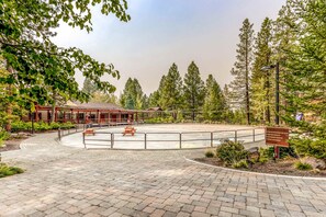 Sports court - Dog-friendly ground-floor condo with pools, hot tubs, sauna, & fitness room (Bend)
