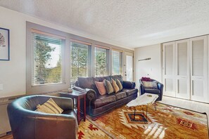 TV, DVD player, offices - Dog-friendly ground-floor condo with pools, hot tubs, sauna, & fitness room (Bend)