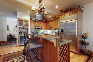 Fridge, microwave, oven, stovetop - Stunning Sunriver retreat with private hot tub, bike, SHARC passes & fireplace (Sunriver)