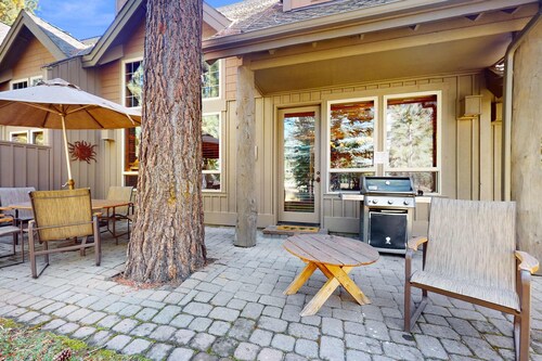 Stunning Sunriver retreat with private hot tub, bike, SHARC passes & fireplace