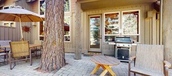 Stunning Sunriver retreat with private hot tub, bike, SHARC passes & fireplace