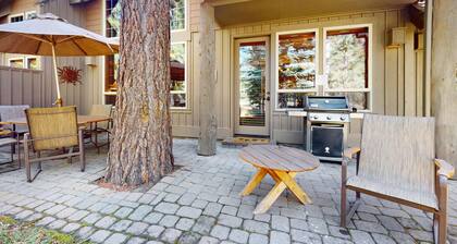 Stunning Sunriver retreat with private hot tub, bike, SHARC passes & fireplace