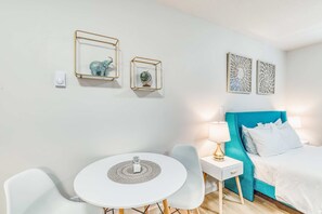 Iron/ironing board, WiFi, bed sheets - Downtown studio - walk to University - full kitchen, dog-friendly, washer/dryer (Eugene)