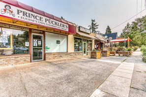 Exterior - Downtown studio - walk to University - full kitchen, dog-friendly, washer/dryer (Eugene)