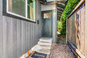 Exterior detail - Downtown studio - walk to University - full kitchen, dog-friendly, washer/dryer (Eugene)