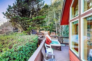 Terrace/patio - Coastal retreat steps from the beach with a nautical theme (Brookings)