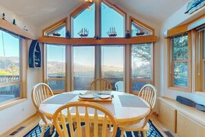 Dining - Coastal retreat steps from the beach with a nautical theme (Brookings)
