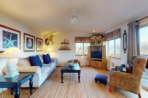 TV - Coastal retreat steps from the beach with a nautical theme (Brookings)
