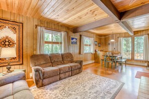 Living area - Two-Story Cabin with Wood Fireplace, Deck, Gas Grill & Washer Dryer (Government Camp)