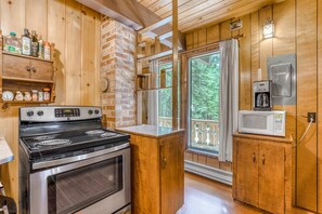 Private kitchen - Two-Story Cabin with Wood Fireplace, Deck, Gas Grill & Washer Dryer (Government Camp)