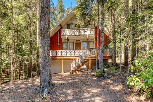 Two-Story Cabin with Wood Fireplace, Deck, Gas Grill & Washer Dryer