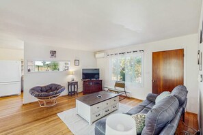 TV, offices - Family and dog-friendly cozy home with gas grill, patio, laundry and Wi-Fi (Springfield)
