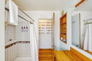 Shower, hair dryer, towels - Family and dog-friendly cozy home with gas grill, patio, laundry and Wi-Fi (Springfield)