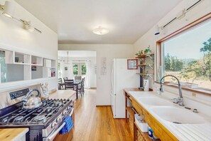 Fridge, microwave, oven, stovetop - Family and dog-friendly cozy home with gas grill, patio, laundry and Wi-Fi (Springfield)