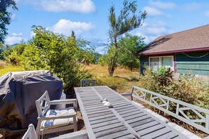 Outdoor dining - Family and dog-friendly cozy home with gas grill, patio, laundry and Wi-Fi (Springfield)