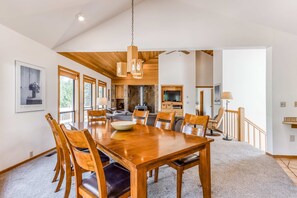 Dining - Comfortable Sunriver Home with Private Hot Tub and WiFi - Free SHARC Access (Sunriver)