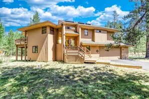 Exterior - Comfortable Sunriver Home with Private Hot Tub and WiFi - Free SHARC Access (Sunriver)