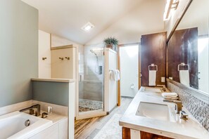 Shower, hair dryer, towels, shampoo - Comfortable Sunriver Home with Private Hot Tub and WiFi - Free SHARC Access (Sunriver)