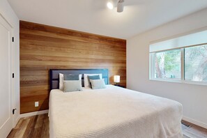 4 bedrooms, desk, iron/ironing board, WiFi - Mountain escape with private hot tub, amazing views, game room & SHARC passes (Sunriver)
