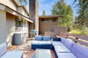 Property grounds - Mountain escape with private hot tub, amazing views, game room & SHARC passes (Sunriver)
