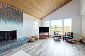 Interior - Mountain escape with private hot tub, amazing views, game room & SHARC passes (Sunriver)