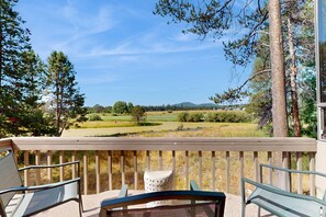 Property grounds - Mountain escape with private hot tub, amazing views, game room & SHARC passes (Sunriver)