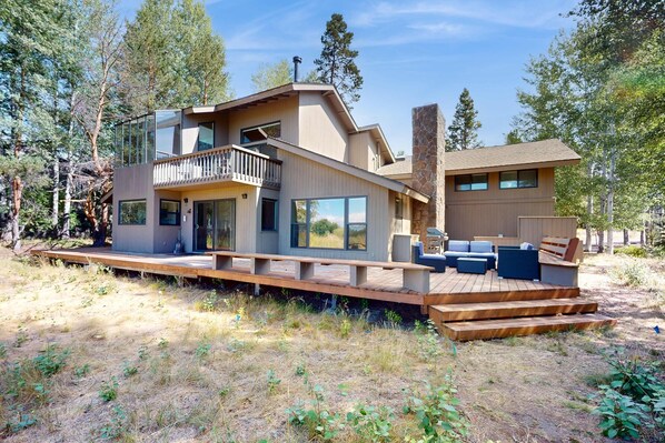Exterior - Mountain escape with private hot tub, amazing views, game room & SHARC passes (Sunriver)