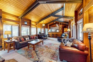 TV, DVD player, offices - Cozy cabin with private hot tub, deck, grill, central AC & W&D - dog-friendly (Sunriver)