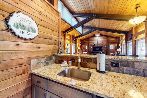 Cozy cabin with private hot tub, deck, grill, central AC & W&D - dog-friendly
