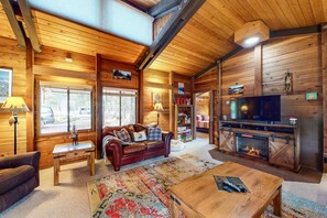 TV, DVD player, offices - Cozy cabin with private hot tub, deck, grill, central AC & W&D - dog-friendly (Sunriver)
