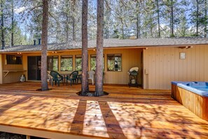 Outdoor dining - Cozy cabin with private hot tub, deck, grill, central AC & W&D - dog-friendly (Sunriver)