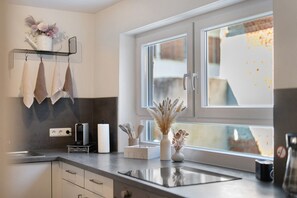 Kühlschrank, Mikrowelle, Ofen, Herdplatte