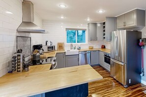 Fridge, microwave, oven, stovetop - Welcoming haven with mountain view, fireplaces & walkable locale MCA #824 (Manzanita)