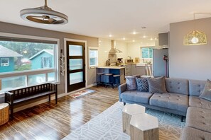 TV, fireplace, video games, offices - Welcoming haven with mountain view, fireplaces & walkable locale MCA #824 (Manzanita)