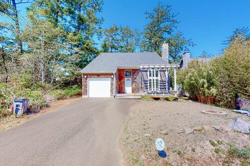 Charming cabin with patio, firepit, fast WiFi, full kitchen, & W&D