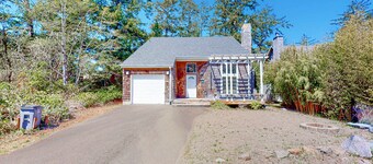 Charming cabin with patio, firepit, fast WiFi, full kitchen, & W&D