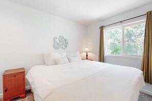 3 bedrooms, iron/ironing board, WiFi, bed sheets - Charming cabin with patio, firepit, fast WiFi, full kitchen, & W&D (Manzanita)