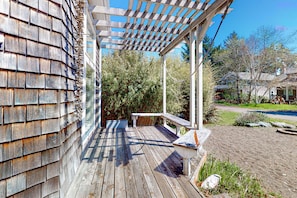 Terrace/patio - Charming cabin with patio, firepit, fast WiFi, full kitchen, & W&D (Manzanita)
