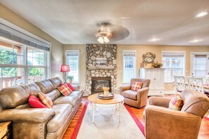 TV, fireplace, DVD player, offices - Updated home with fireplace & media room - 2 blocks to the beach & promenade (Seaside)