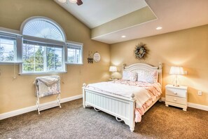 3 bedrooms, desk, iron/ironing board, WiFi - Updated home with fireplace & media room - 2 blocks to the beach & promenade (Seaside)