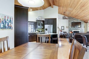 Dining - Spacious house with shared hot tub & pool, SHARC access, and private gas grill (Sunriver)
