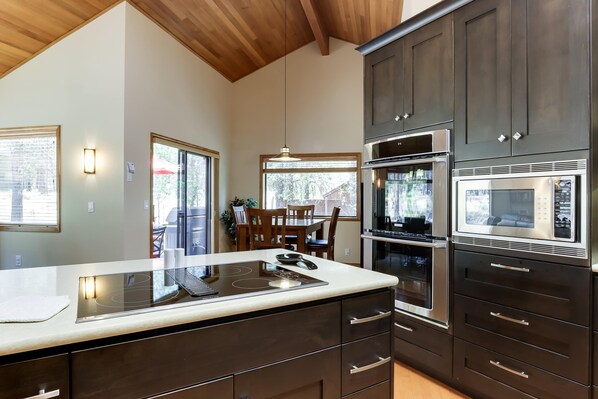 Fridge, microwave, oven, stovetop - Spacious house with shared hot tub & pool, SHARC access, and private gas grill (Sunriver)
