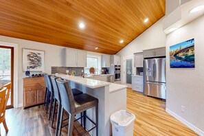 Fridge, microwave, oven, stovetop - Renovated Sunriver Home with Hot Tub, 2 Primary Suites & SHARC Access (Sunriver)