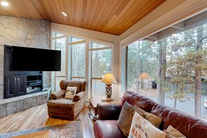 TV, video games, offices - Renovated Sunriver Home with Hot Tub, 2 Primary Suites & SHARC Access (Sunriver)
